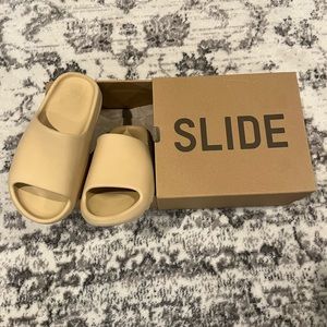Lightly used Yeezy slide ‘desert sand’ size 8